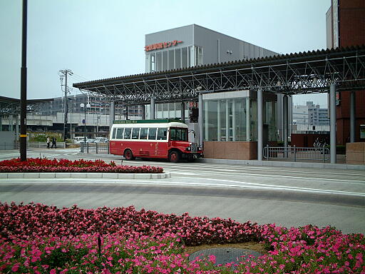 �k���g���o�X�l����w����(�R)�̎ʐ^(2)�i/gazo512/bus-011103/kanazawaeki00-0042c.jpg�j