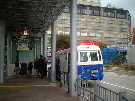 �k���g���o�X�l����w����(�R)�̎ʐ^(1)�i/gazo512/bus-031116/kanazawaeki00-6922b.jpg�j