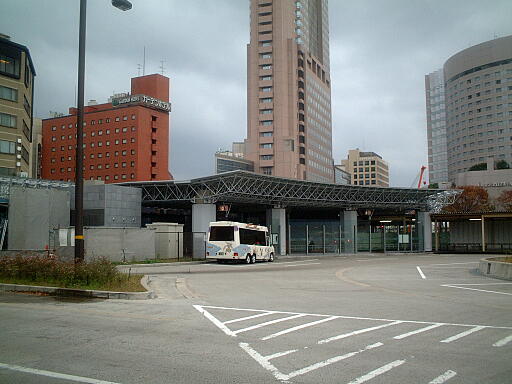 �k�ӂ���ƍ��ԁl����w�̎ʐ^(2)�i/gazo512/bus-031116/kanazawaeki10-6923b.jpg�j