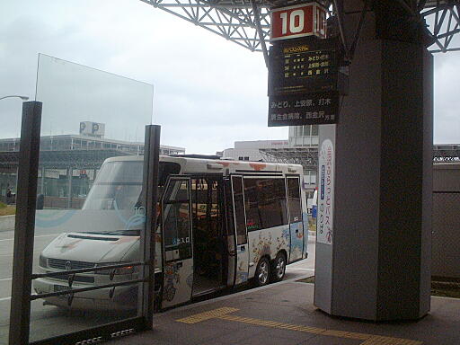 �k�ӂ���ƍ��ԁl����w�̎ʐ^(1)�i/gazo512/bus-031116/kanazawaeki10-6926a.jpg�j