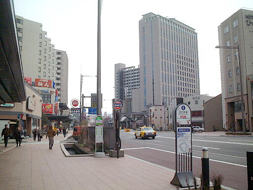�k�ӂ���ƍ��ԁl����w���̎ʐ^(2)�i/gazo512/bus-040222/kanazawaeki13-7617a.jpg�j