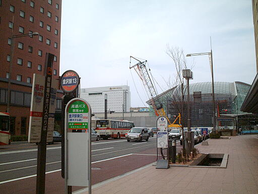 �k�ӂ���ƍ��ԁl����w���̎ʐ^(3)�i/gazo512/bus-040222/kanazawaeki13-7620b.jpg�j