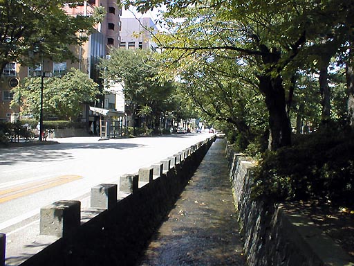 �S���Βʂ�̎ʐ^(3)�i/gazo512/gazo010805/hyakumangoku-dori019.jpg�j