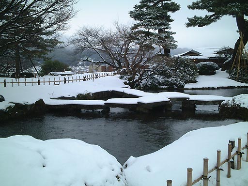 ��s���̎ʐ^(2)�i/gazo512/gazo020106/ken-gankobashi-snow023.jpg�j